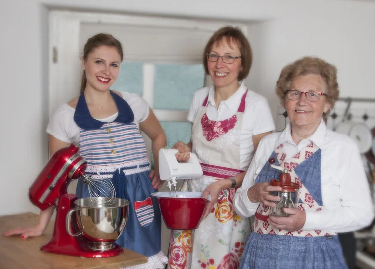 Abbildung Drei Generationen auf einem Bild: Eva-Maria Viola, Margit Preitauer und Hedwig Maurer