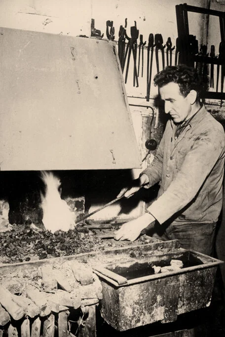 Abbildung Heinrich Maurer in der alten Schmiede